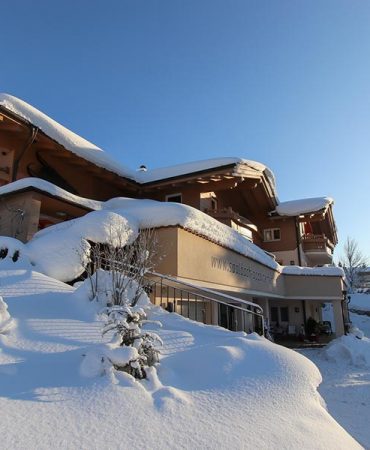 Das Appartementhaus Casamarai in Saalbach, umgeben von tief verschneiten Landschaften, bietet Ferienwohnungen und Apartments mit Ski in & Ski out. Perfekte Lage für Winterurlauber, direkt an den Skipisten, mit herrlichem Blick auf die verschneite Bergwelt.