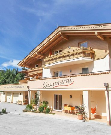 Das Appartementhaus Casamarai in Saalbach bietet moderne Ferienwohnungen und Apartments in zentraler ruhiger Lage, umgeben von grünen Bergen und einer malerischen Landschaft. Ideal für Sommerurlaub und Aktivurlauber mit direktem Zugang zu Wanderwegen und Biketrails und zahlreichen Freizeitmöglichkeiten.