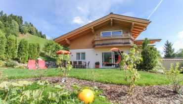 Das Appartementhaus Casamarai in Saalbach bietet im Sommer eine idyllische Kulisse mit einem gepflegten Garten und einem gemütlichen Sitzbereich. Die Ferienwohnungen liegen zentral und befinden sich trotzdem in ruhiger Lage, umgeben von grünen Wiesen und Wäldern, perfekt für einen erholsamen Sommerurlaub in den Bergen, zum Wandern und Biken.