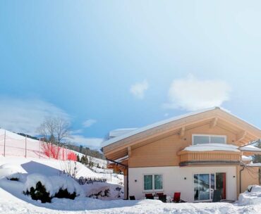 Skifahren in Saalbach: Das Appartementhaus Casamarai eingebettet in eine verschneite Landschaft direkt an der Skipiste. Perfekte Lage für Ski in & Ski out mit herrlichem Blick auf die umliegenden Berge. Das moderne Haus bietet gemütliche Ferienwohnungen und eine einladende Atmosphäre für einen unvergesslichen Winterurlaub.