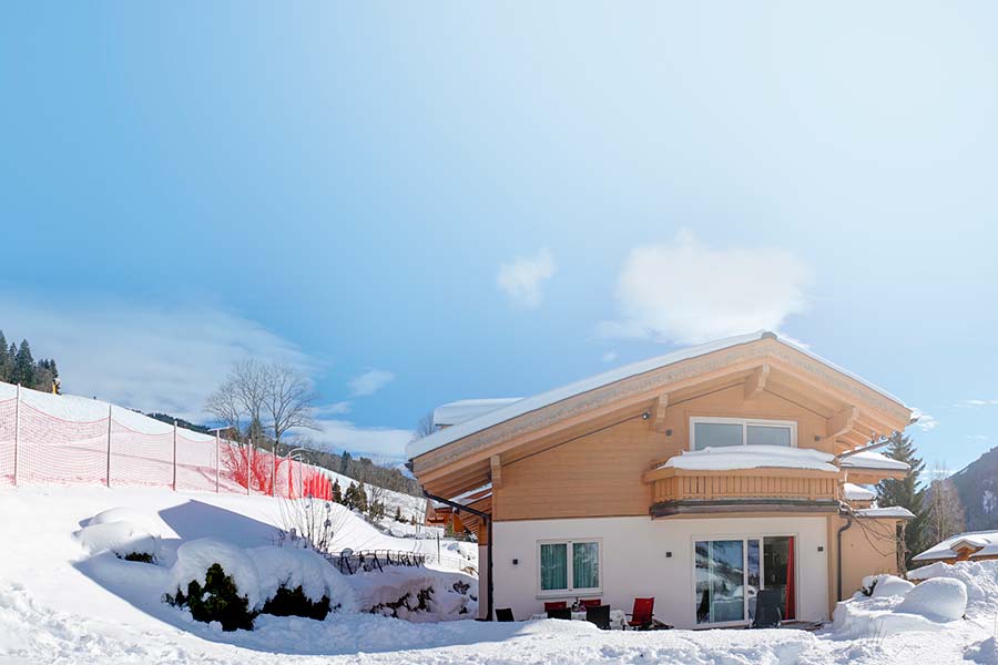 Skifahren in Saalbach: Das Appartementhaus Casamarai eingebettet in eine verschneite Landschaft direkt an der Skipiste. Perfekte Lage für Ski in & Ski out mit herrlichem Blick auf die umliegenden Berge. Das moderne Haus bietet gemütliche Ferienwohnungen und eine einladende Atmosphäre für einen unvergesslichen Winterurlaub.